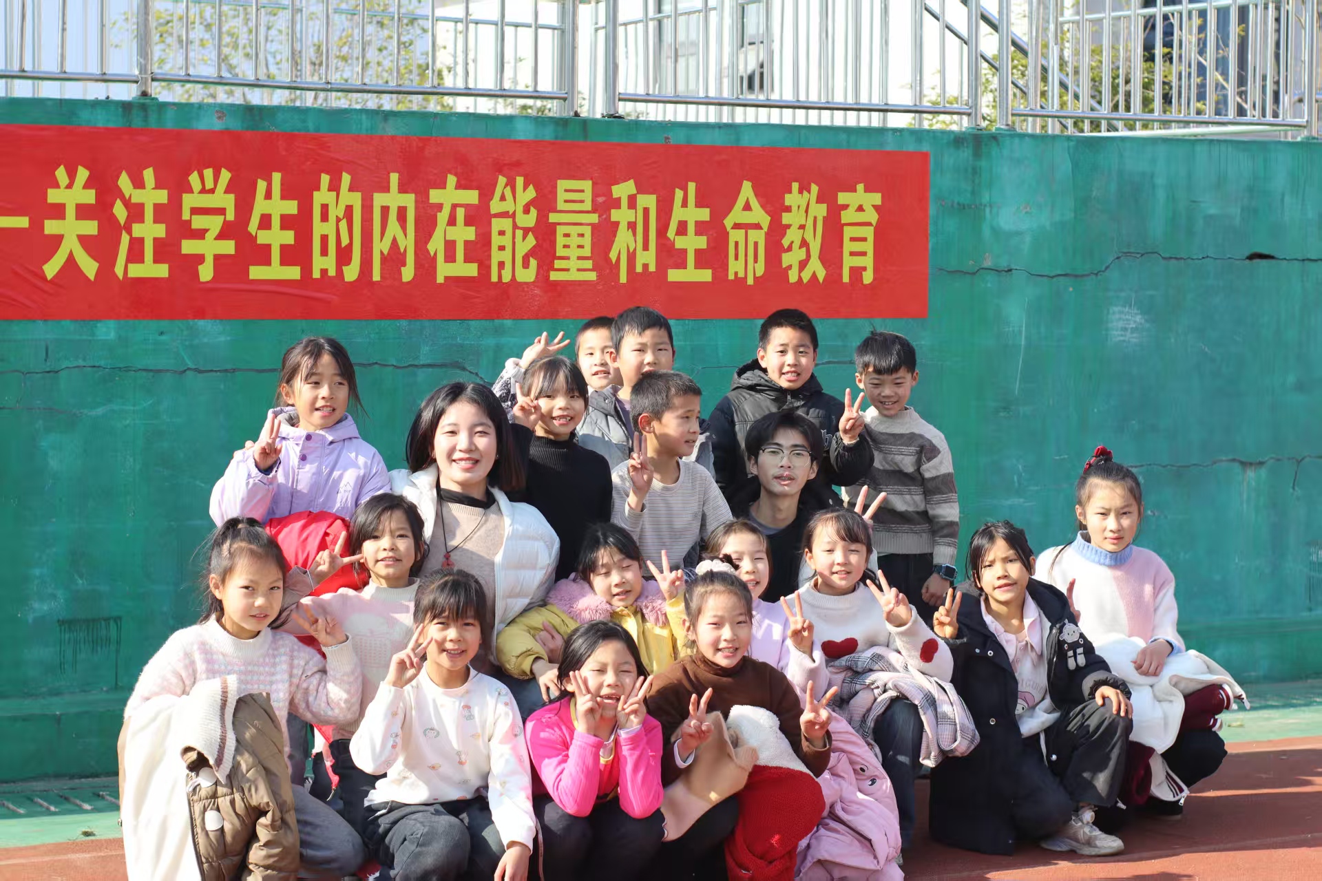 图片八：活动结束实践团与学生合影 作者 戴琦.jpg