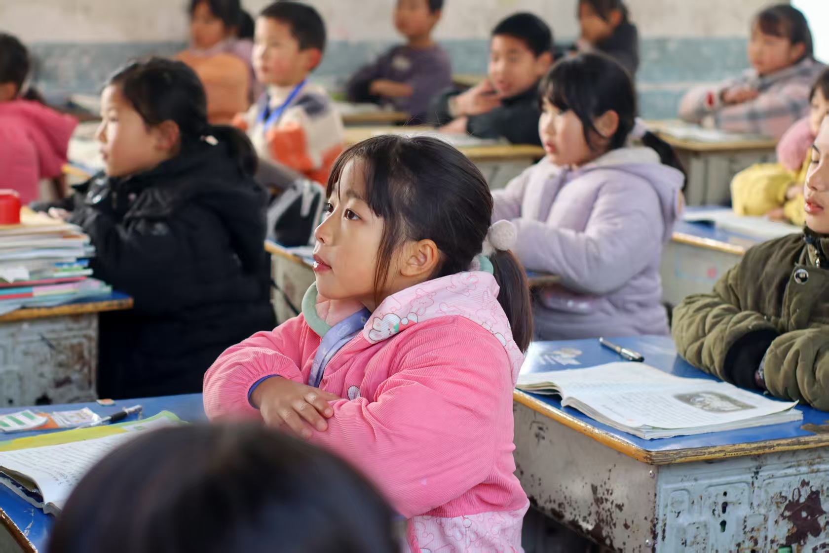 图片四：学生专注听课特写 作者 戴琦.jpg