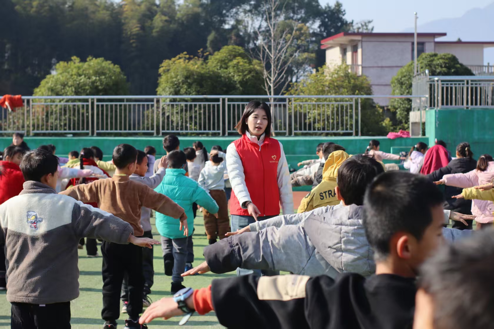 图片七：植物伙伴跑热身运动 作者 戴琦.jpg