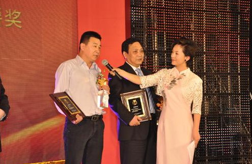 【专家点评】李生论金：黄金强支撑1955   原油低位多单持有